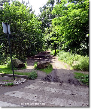 Path to Le Chalet des les, Bois de Boulogne, Paris, France